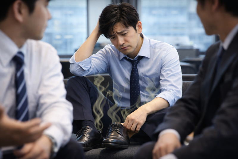 足が臭いのは自分だけ?社会人男性が勘違いしやすい原因と対策!